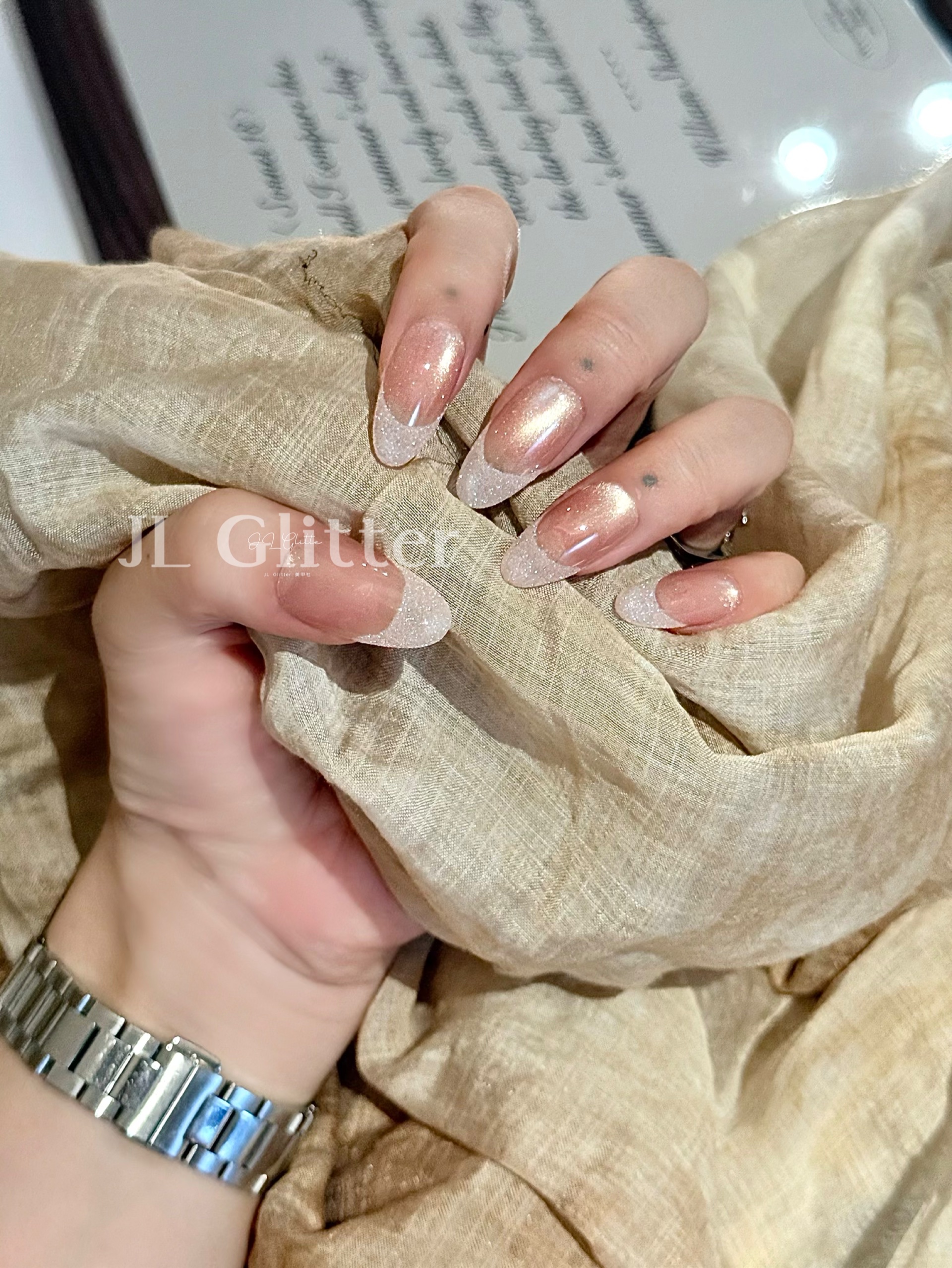 أما النموذج الجديد (JL Glitter)، وهو عبارة عن دروع يدوية الصنع، فهو عبارة عن دروع بيضاء متطورة details Picture