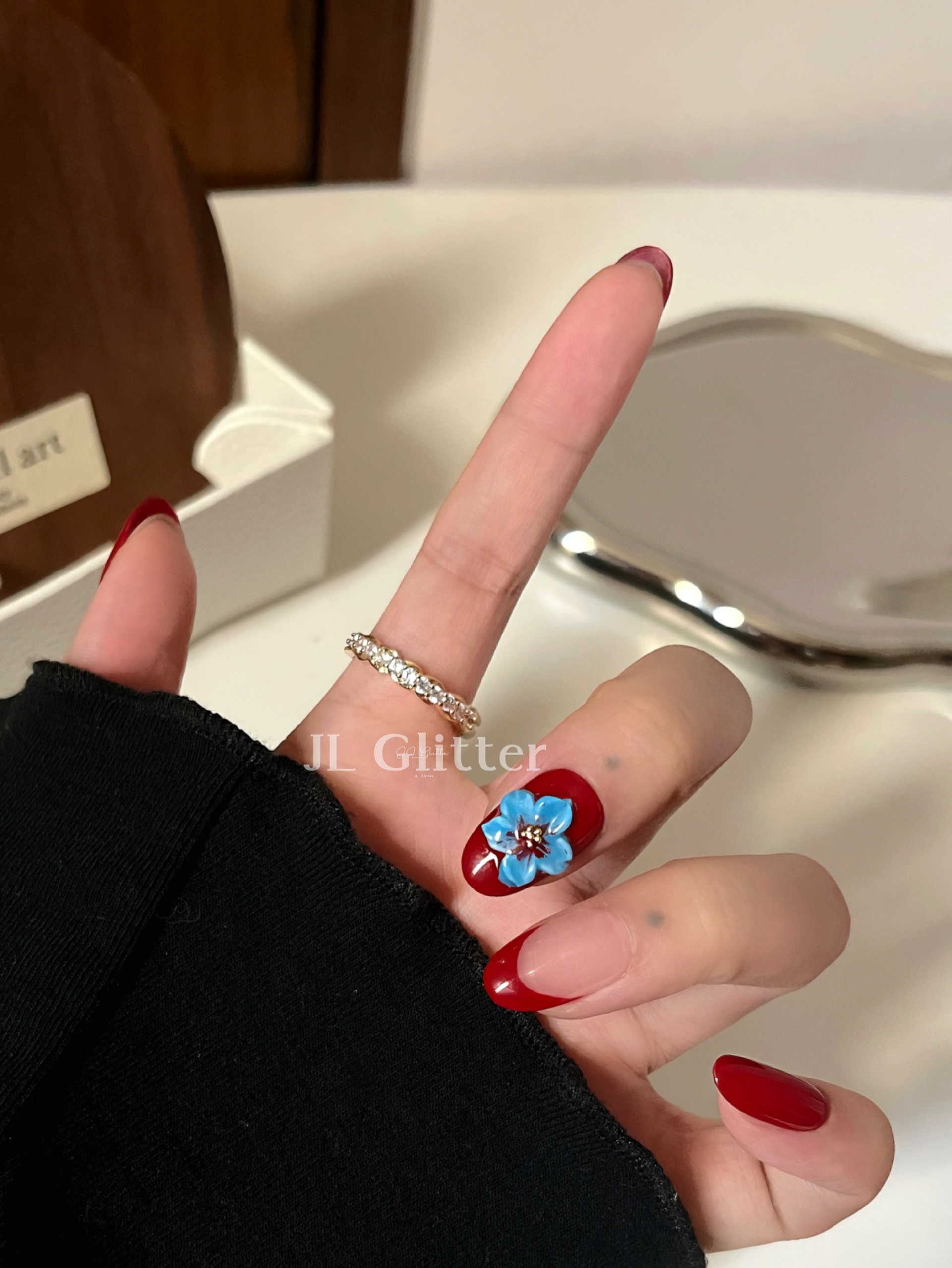 JL Glitter Hot Girl's pure handcrafted armor features red French carvings that accentuate white nail art, a sweet and cool retro outfit Application Scenario