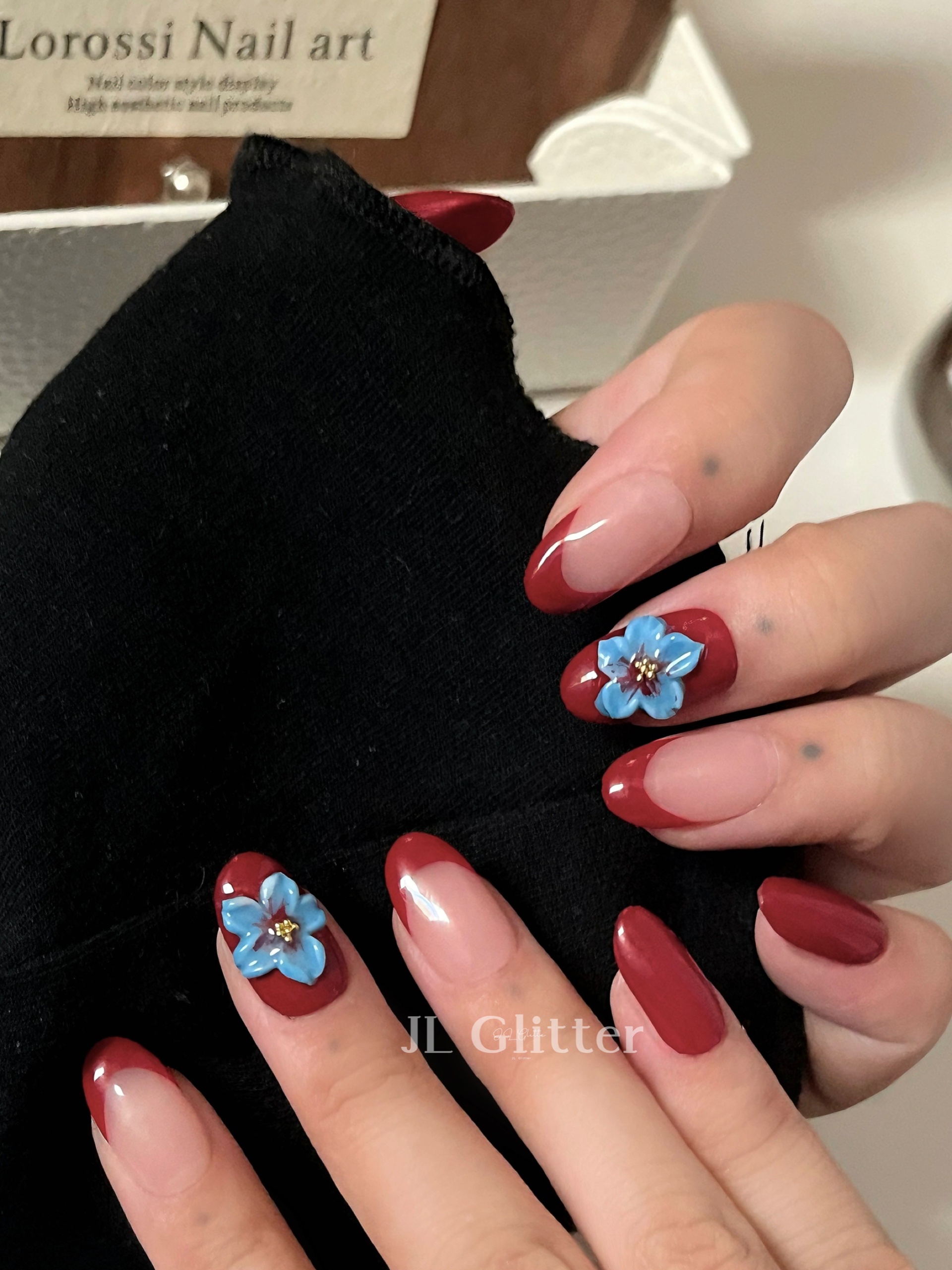 JL Glitter Hot Girl's pure handcrafted armor features red French carvings that accentuate white nail art, a sweet and cool retro outfit detail image 3