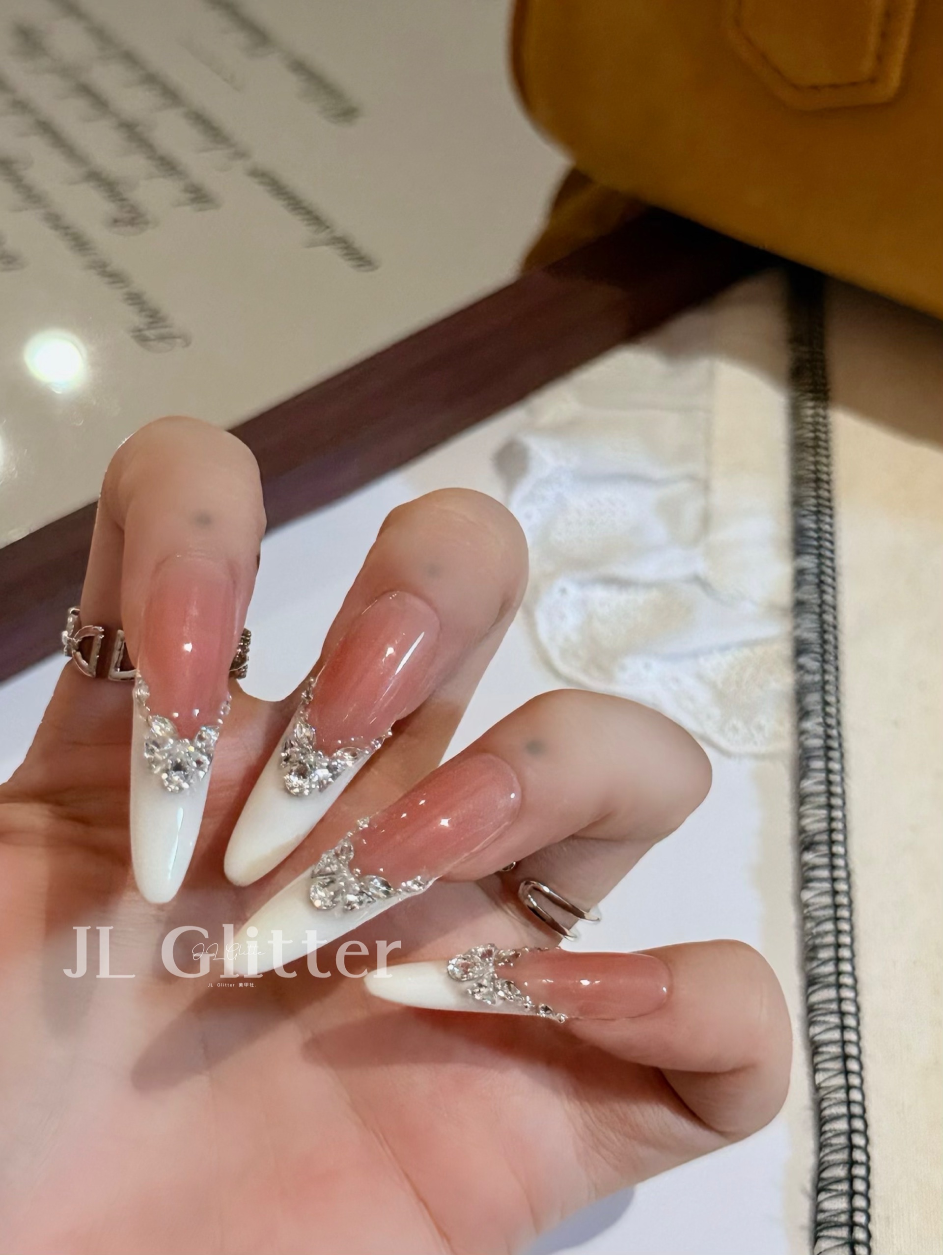 وقد قام JL Glitter بارتداء دروعي رفيع المستوى مزود بدروع معدنية بيضاء وبمبالغ نقدية طويلة، وبثوب رفيع رفيع المستوى detail image 4