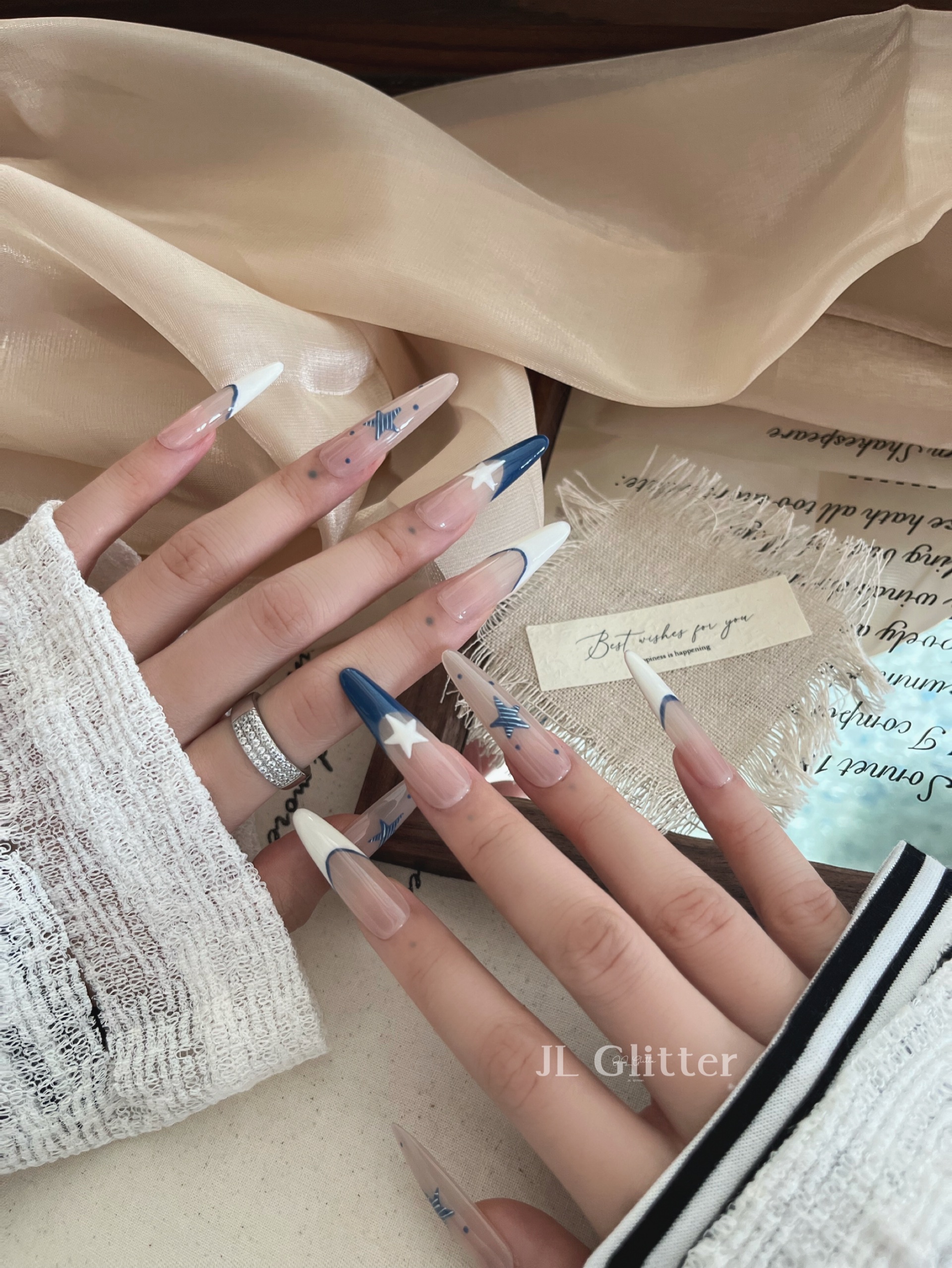 JL Glitter Blue Pure Handcrafted Wearable Nail Polish Long French Nail Polish Blue Star Whitening High-end Wearable Nail polish Application Scenario