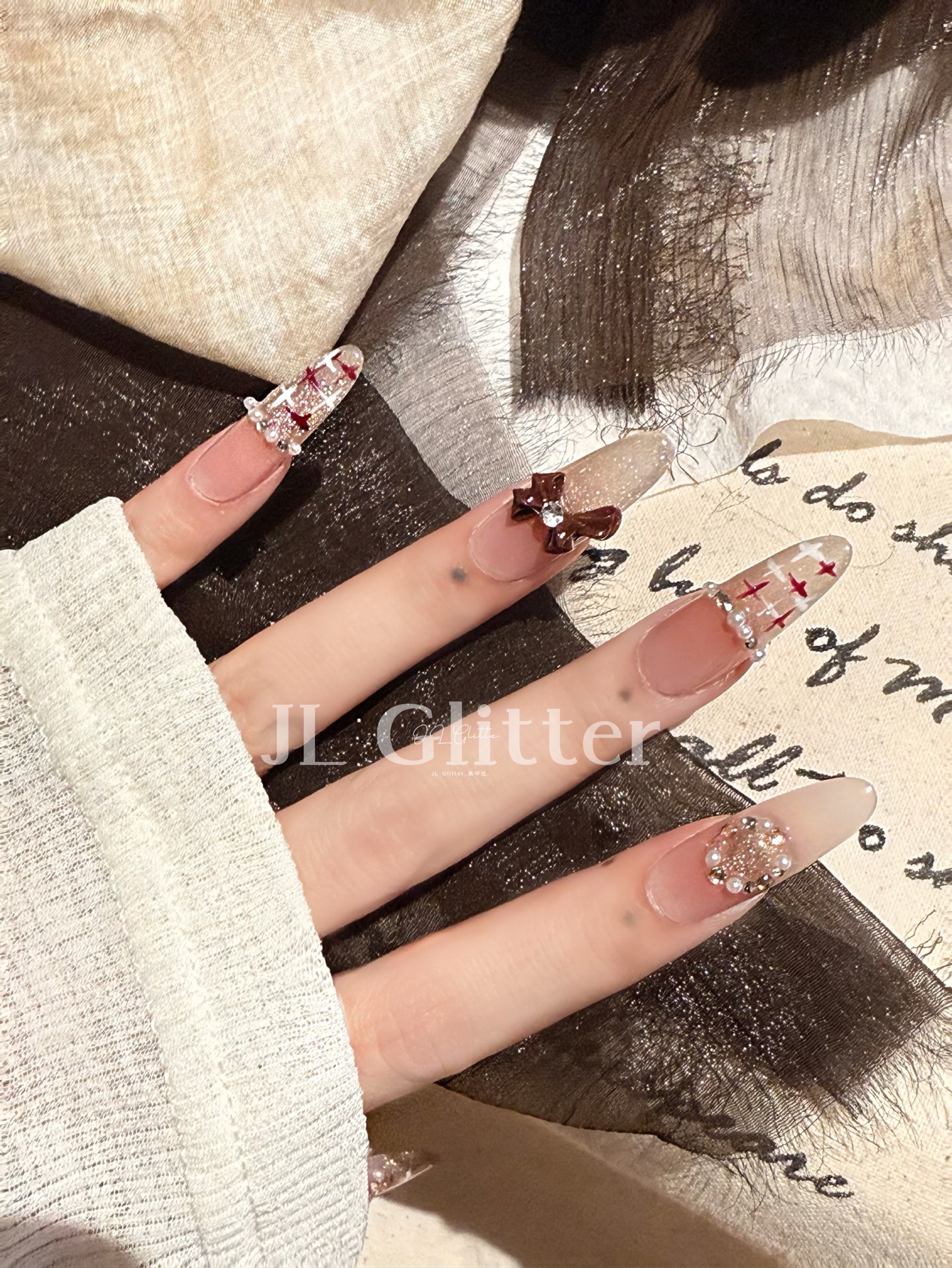 (جي إل غليتر) (JL Glitter)، وهو نوع جديد من البخور مزود بأقواس الأظافر وأبيض اللون Specification image