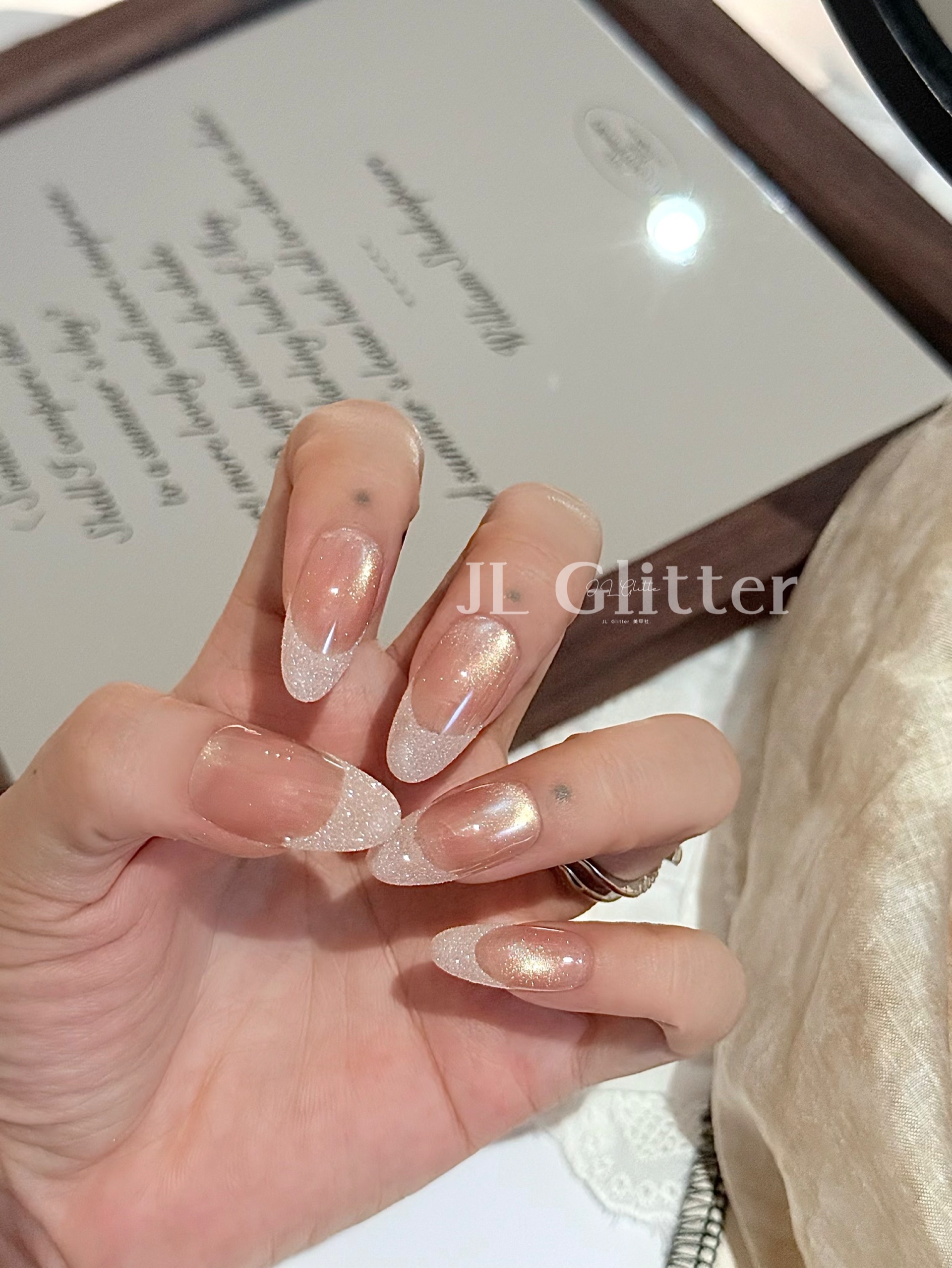 أما النموذج الجديد (JL Glitter)، وهو عبارة عن دروع يدوية الصنع، فهو عبارة عن دروع بيضاء متطورة Item Picture