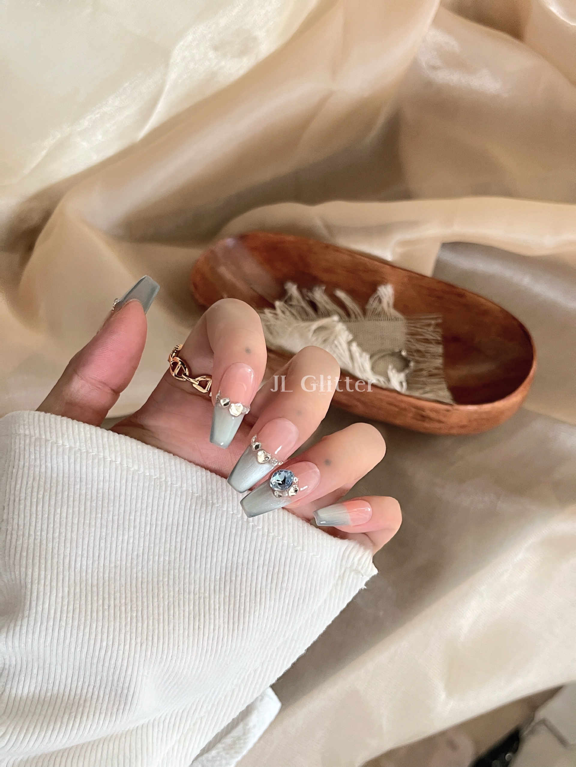 JL Glitter handcrafted wearing armor French cat's eye wearing armor Ice transparent blue diamond nail Art Whitening wearing armor detail image 5