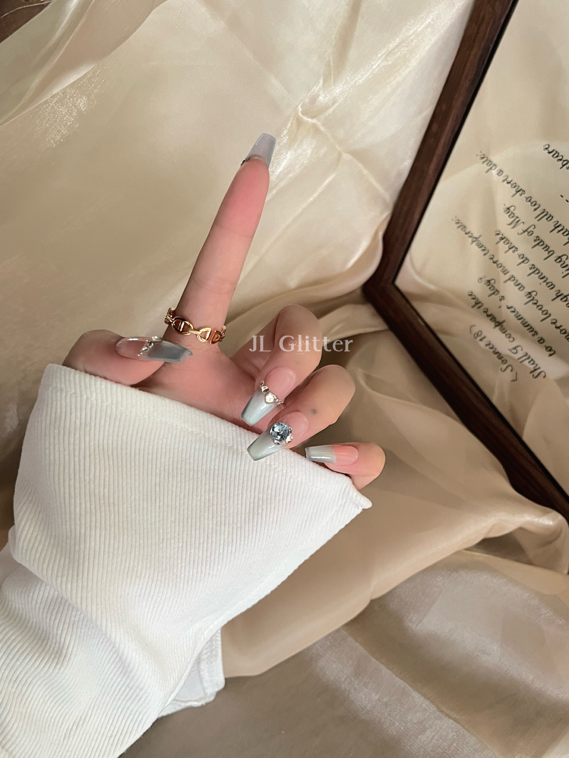 JL Glitter handcrafted wearing armor French cat's eye wearing armor Ice transparent blue diamond nail Art Whitening wearing armor Application Scenario