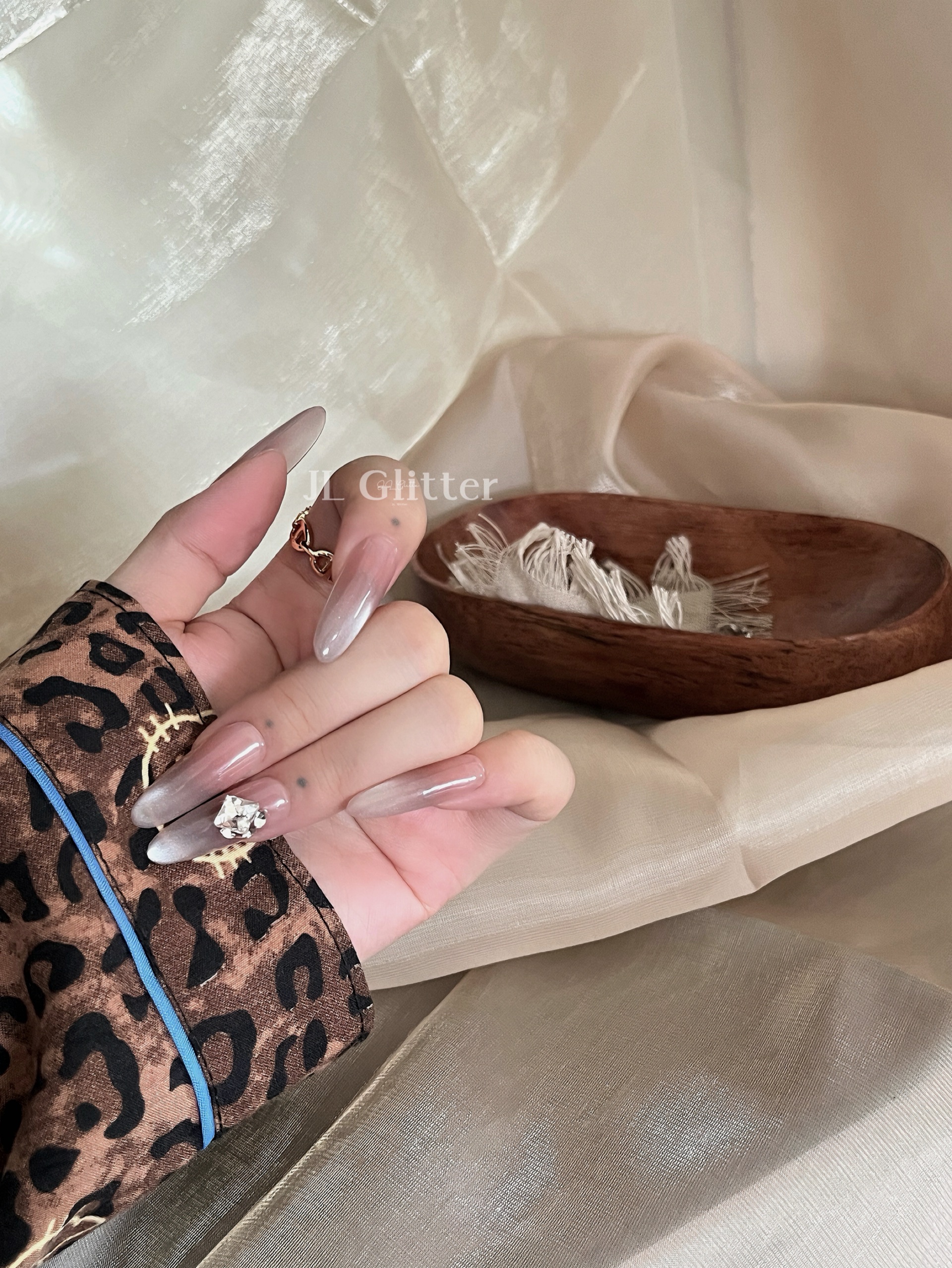 JL Glitter Pure handcrafted wearing armor Nude cat's eye wearing armor Bright diamond nail art High-end whitening wearing armor detail image 5