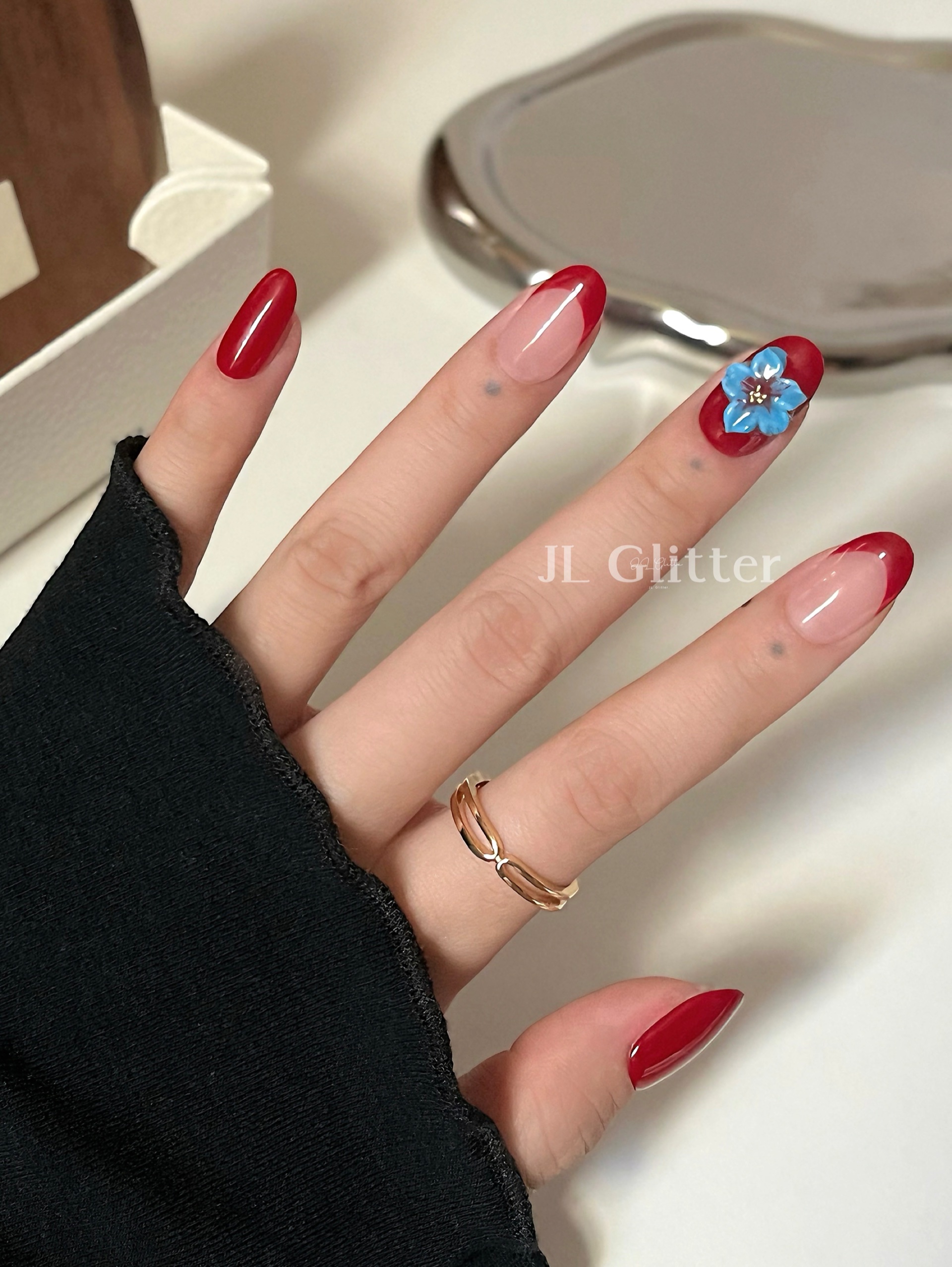JL Glitter Hot Girl's pure handcrafted armor features red French carvings that accentuate white nail art, a sweet and cool retro outfit details Picture