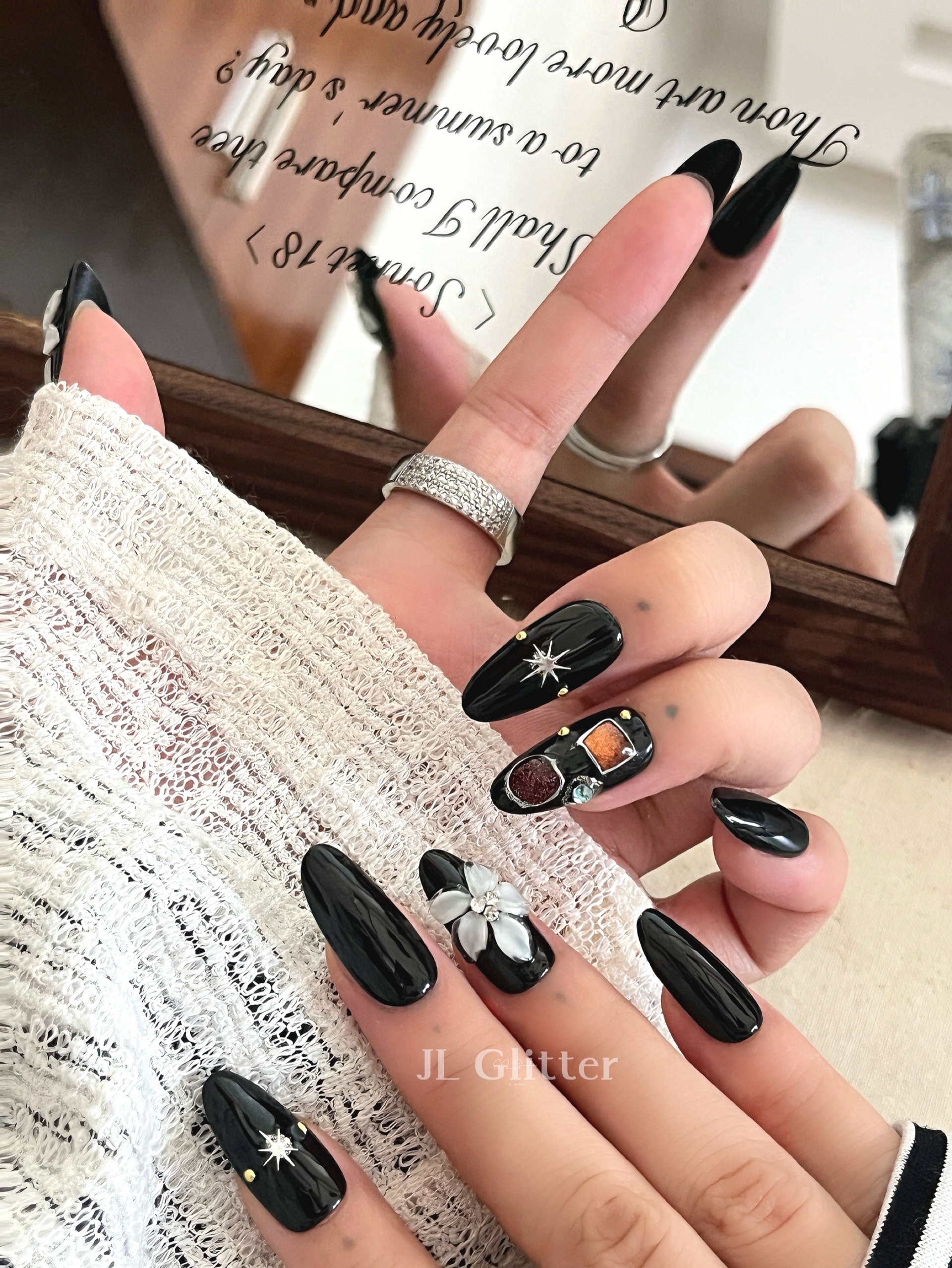 JL Glitter embossed pure handcrafted wearable nail design, a high-end nail art piece with unique black carved patterns Specification image