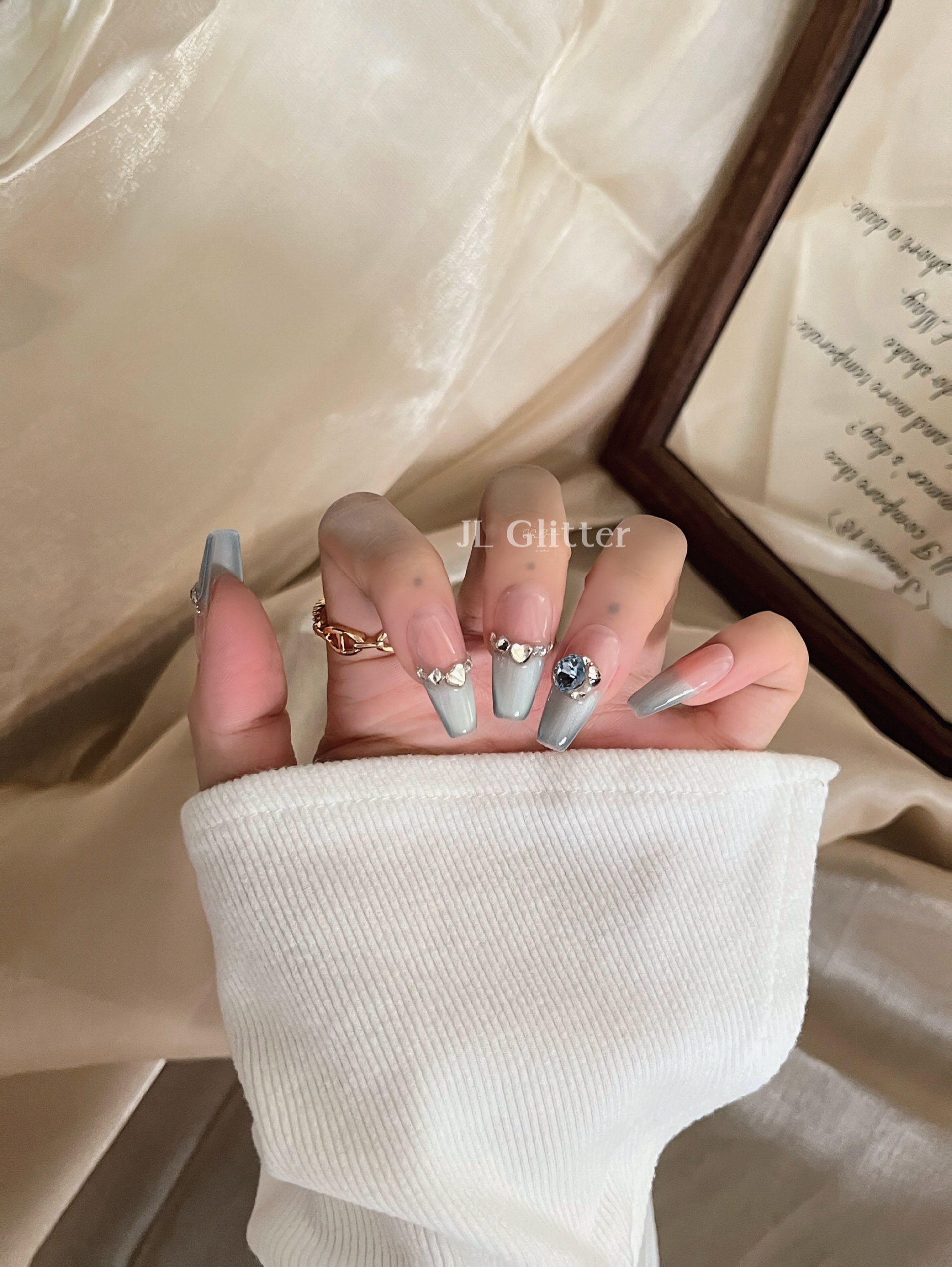 JL Glitter handcrafted wearing armor French cat's eye wearing armor Ice transparent blue diamond nail Art Whitening wearing armor detail image 3
