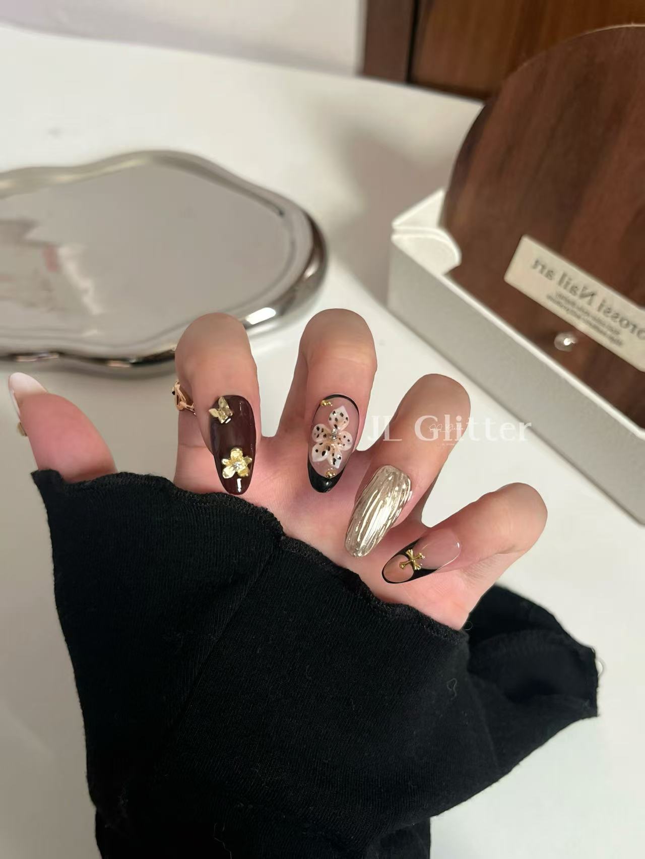 JL Glitter Champagne high-end Pure handcrafted Wearable Armor, light luxury style, niche nail art with carved patterns, retro wearable armor detail image 5
