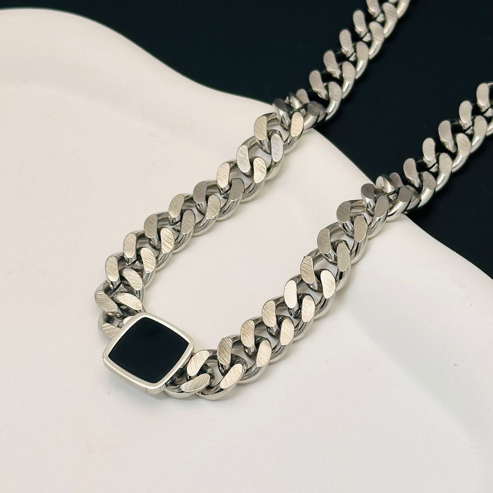 Fashionable and simple metal necklace, a versatile and trendy individual accessory for women. A couple necklace with a long chain for your girlfriend Item Picture