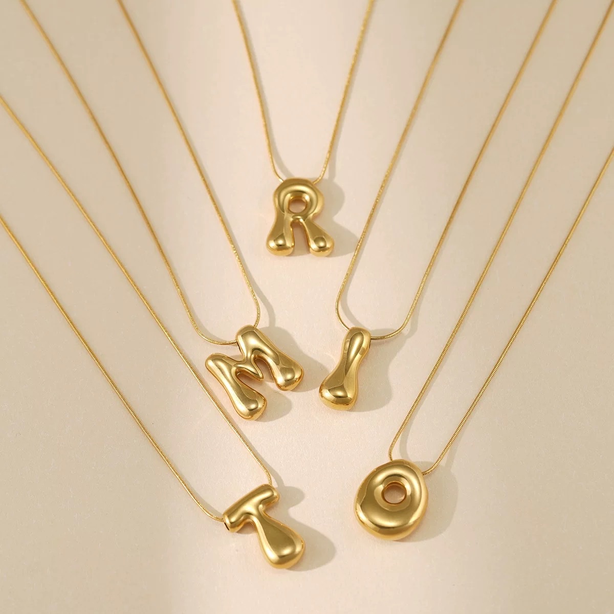 Fashionable and simple metal necklace, a versatile, trendy and personalized accessory for women. A long necklace for couples as a gift