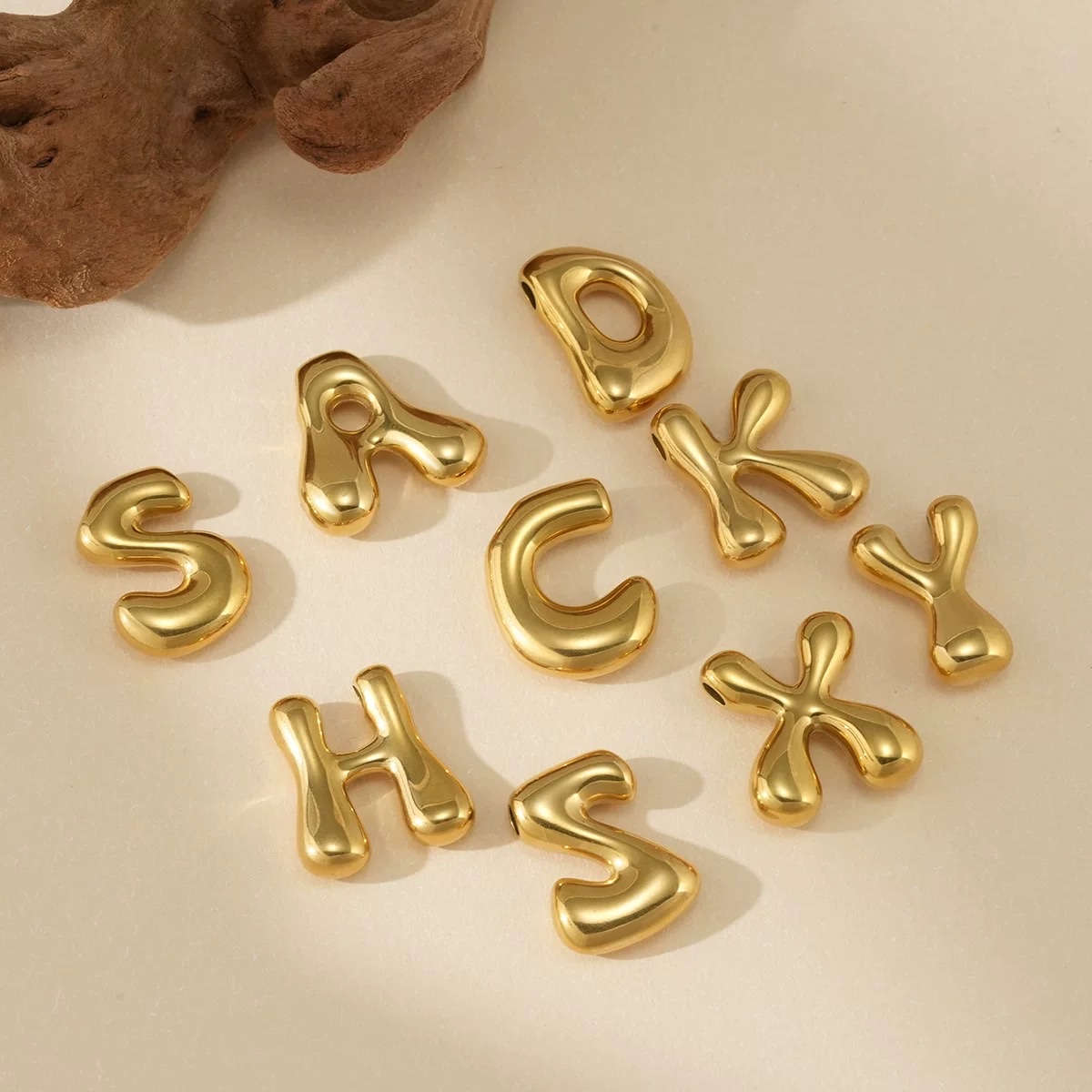 Fashionable and simple metal necklace, a versatile, trendy and personalized accessory for women. A long necklace for couples as a gift details Picture