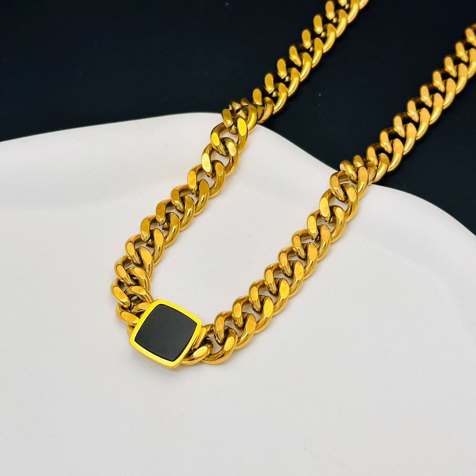 Fashionable and simple metal necklace, a versatile and trendy individual accessory for women. A couple necklace with a long chain for your girlfriend Application Scenario