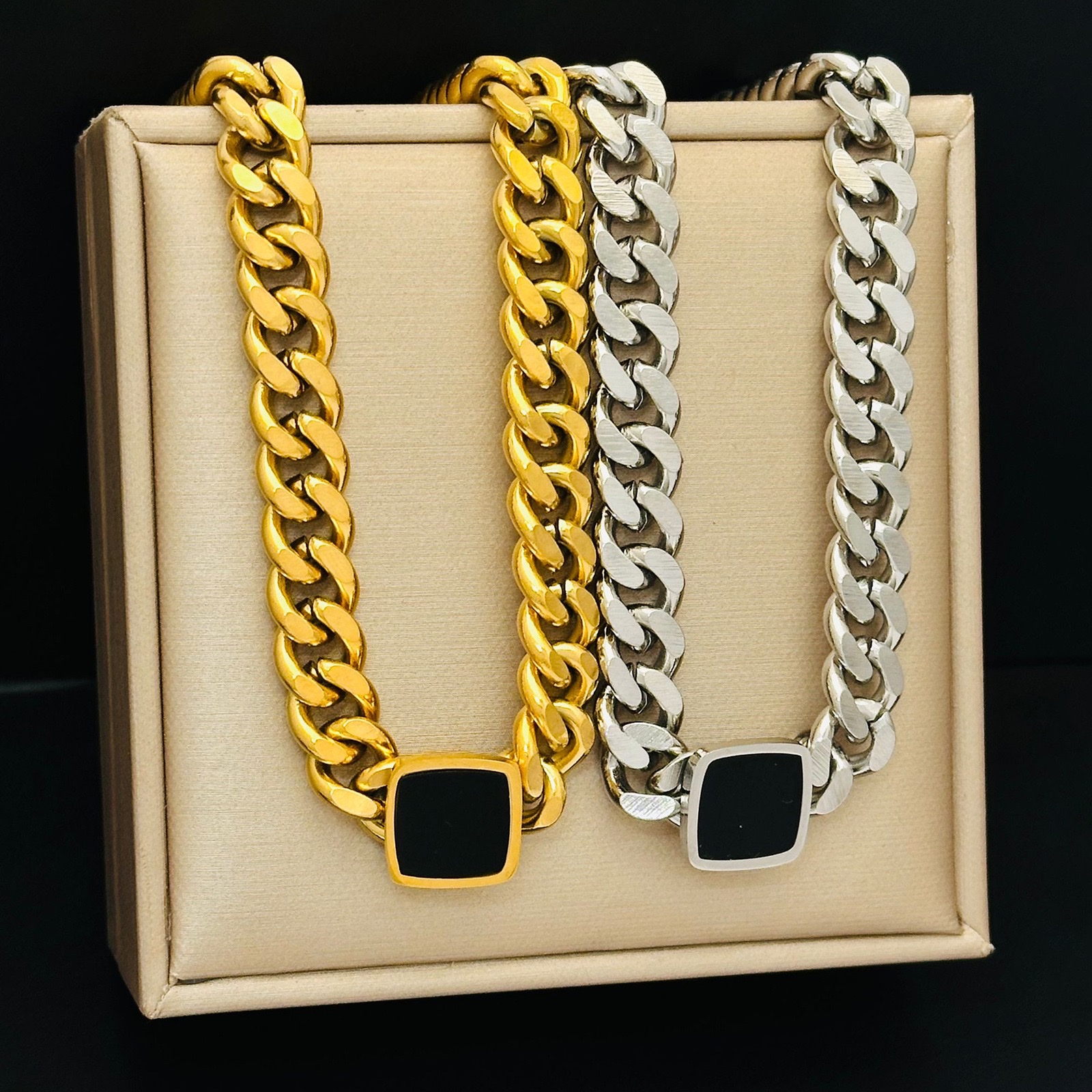 Fashionable and simple metal necklace, a versatile and trendy individual accessory for women. A couple necklace with a long chain for your girlfriend