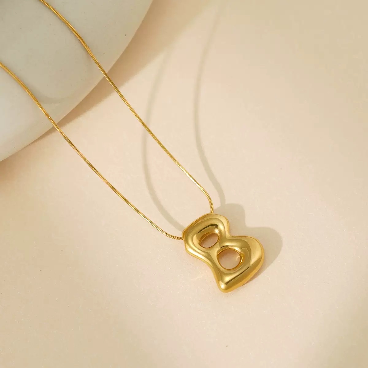 Fashionable and simple metal necklace, a versatile, trendy and personalized accessory for women. A long necklace for couples as a gift Application Scenario