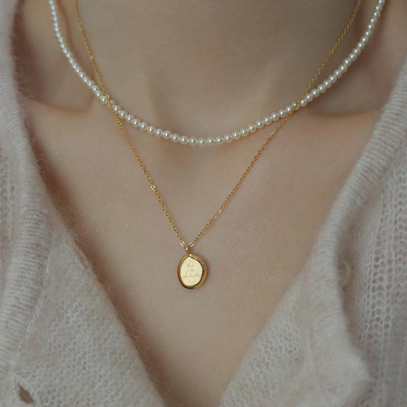 Stainless steel necklace, simple and fashionable, versatile pendant necklace for couples, as a gift Application Scenario