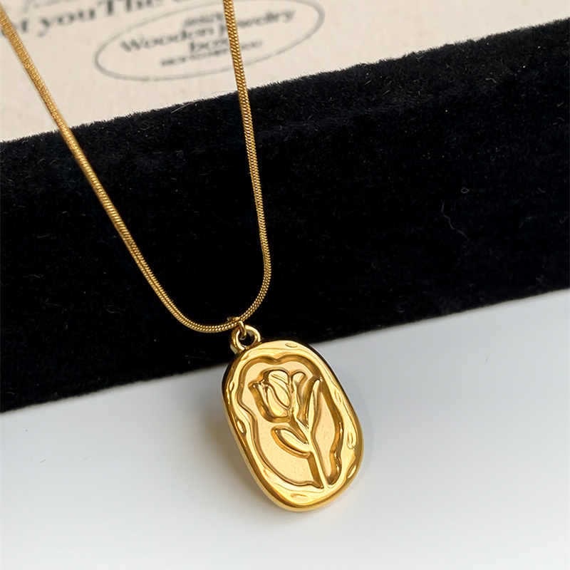 A fashionable and simple metal necklace is a versatile, trendy and personalized accessory for women. A chain collar is a perfect gift for girls