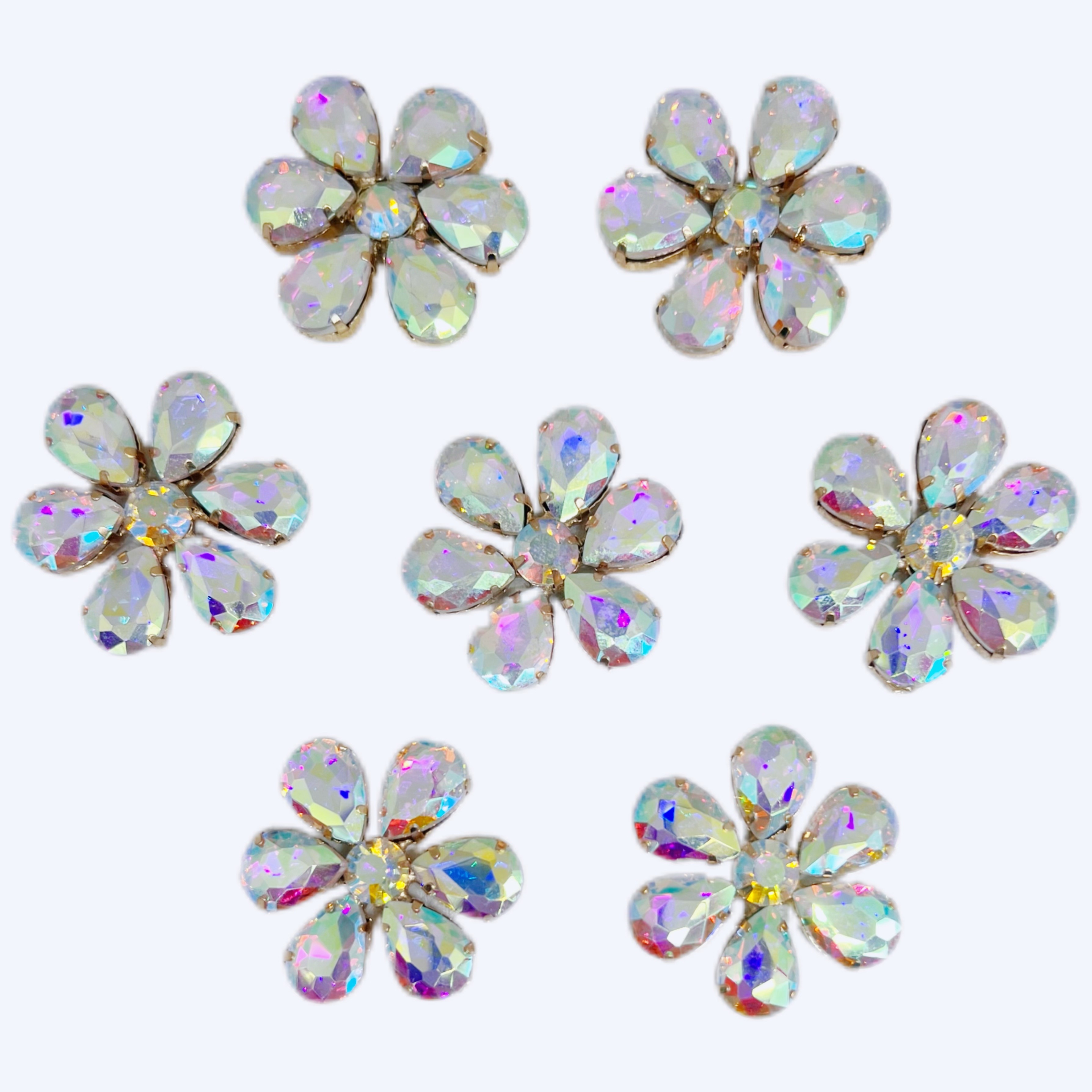 DIY fashionable flower-shaped buttons, handcrafted glass, exquisite and fashionable clothing accessories, decorative buttons, flower petals, hair clips, accessories, hair ornaments Application Scenario