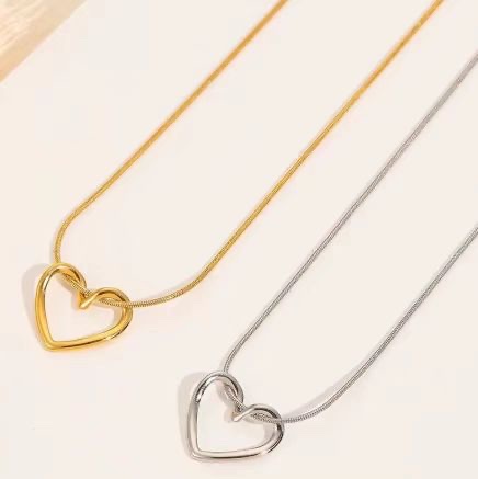 Stainless steel heart-shaped necklace, round snake collarbone chain, simple, fashionable and versatile gift for your girlfriend full figure