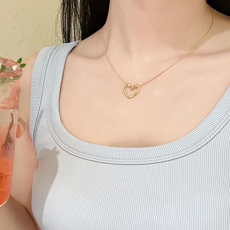 Stainless steel heart-shaped necklace, round snake collarbone chain, simple, fashionable and versatile gift for your girlfriend Application Scenario