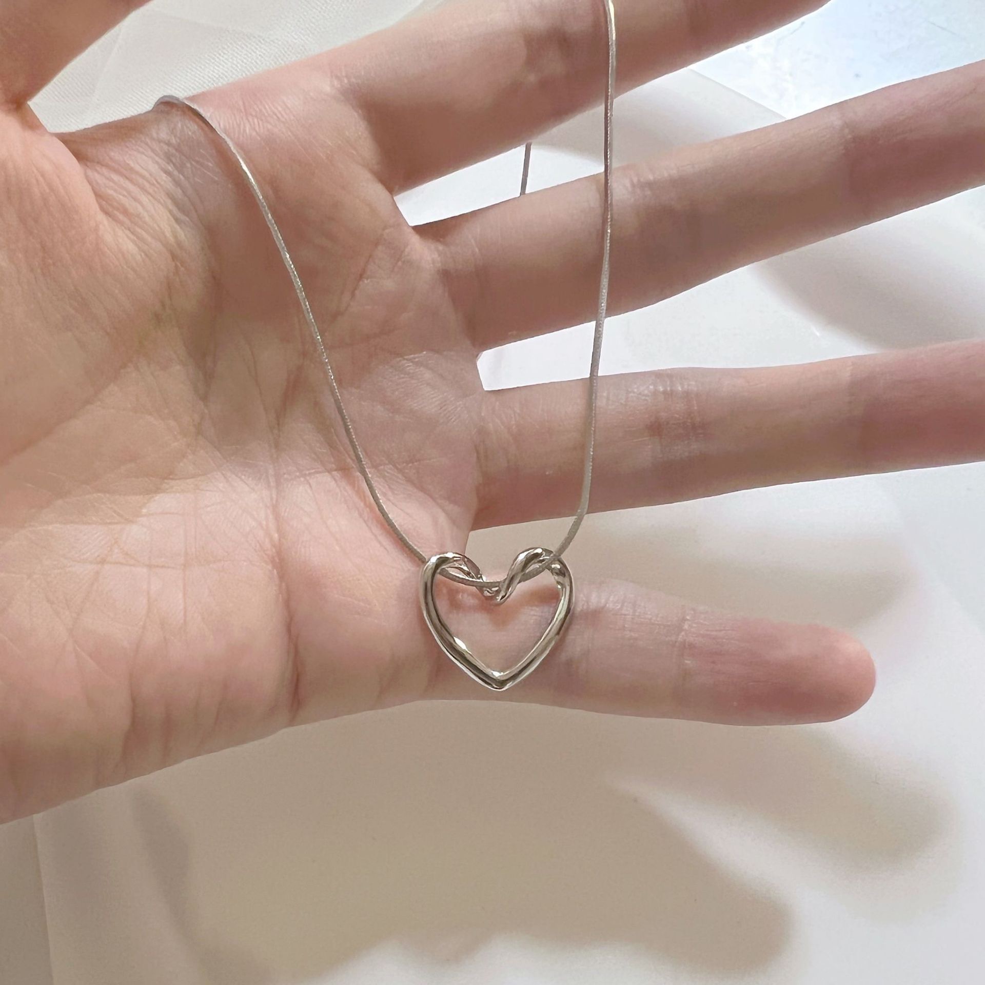 Stainless steel heart-shaped necklace, round snake collarbone chain, simple, fashionable and versatile gift for your girlfriend Item Picture
