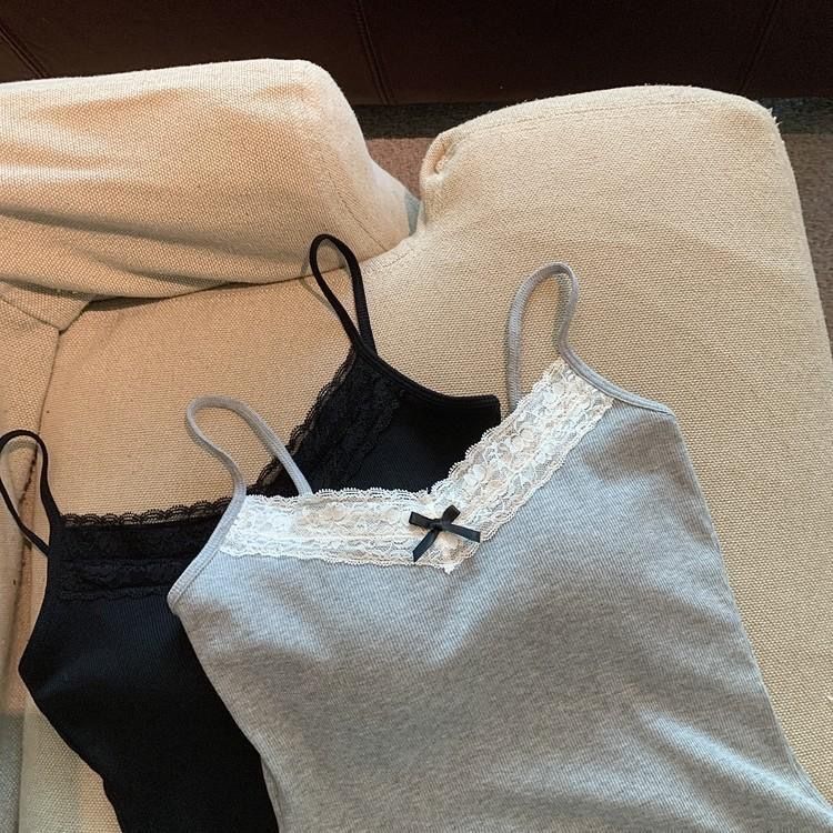 The pure and elegant lace halter vest for women, with a bra pad and a bow, is sexy, versatile, and form-fitting. It can be worn as an outer layer or as an inner layer with a base top Item Picture