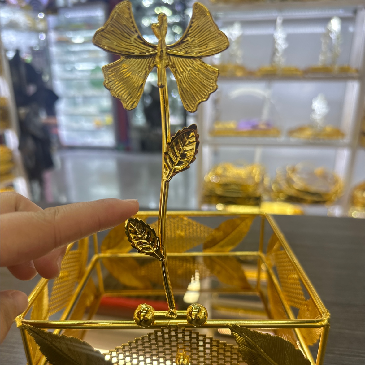 Ironwork creative tissue holder, square new tissue box, hotel napkin holder, kitchen storage rack, sandgold handicrafts Application Scenario