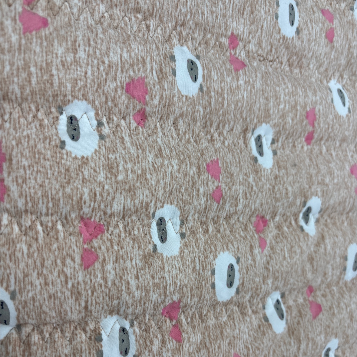 印花牛奶丝绗缝面料时尚保暖秋冬新品轻薄舒适暖和服饰配件