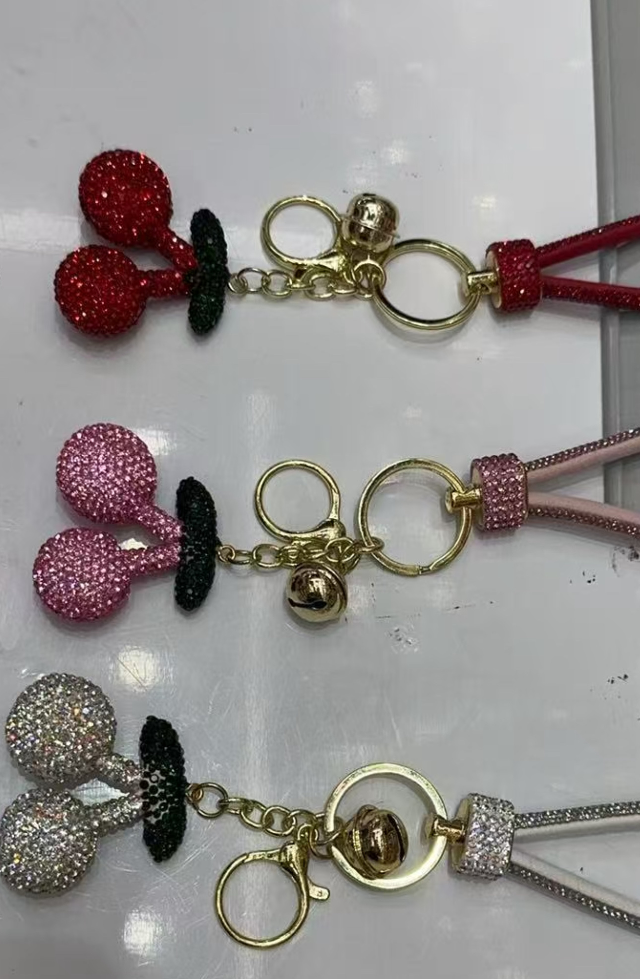 2025年时尚短款手机链女款亚克力挂件配件斜挎链简约潮流手机挂饰