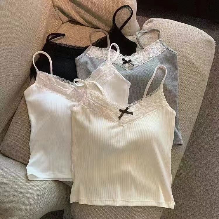 The pure and elegant lace halter vest for women, with a bra pad and a bow, is sexy, versatile, and form-fitting. It can be worn as an outer layer or as an inner layer with a base top details Picture
