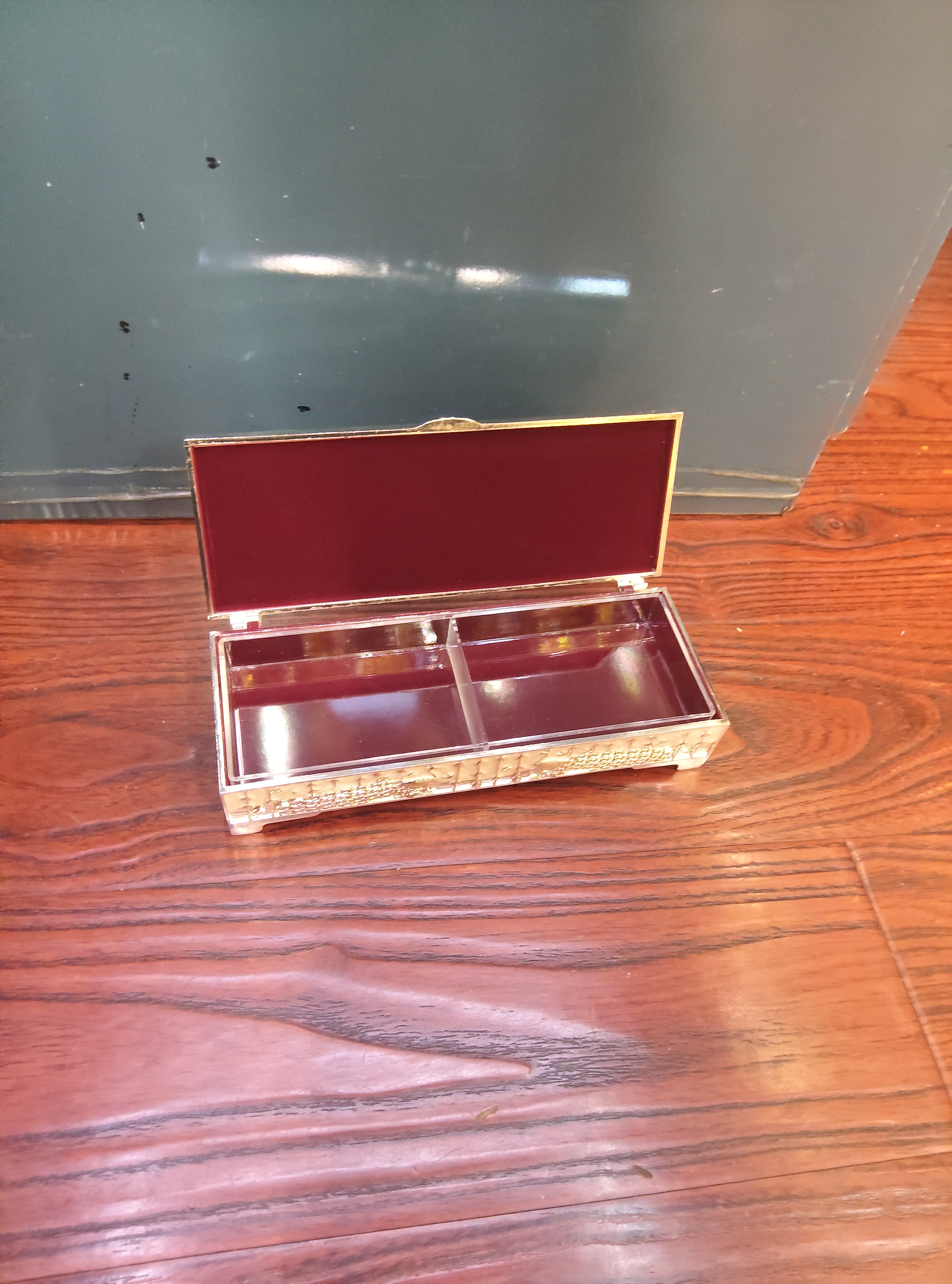 Silver-plated metal dried fruit box and sugar box with peacock carvings and an acrylic partition inside Application Scenario