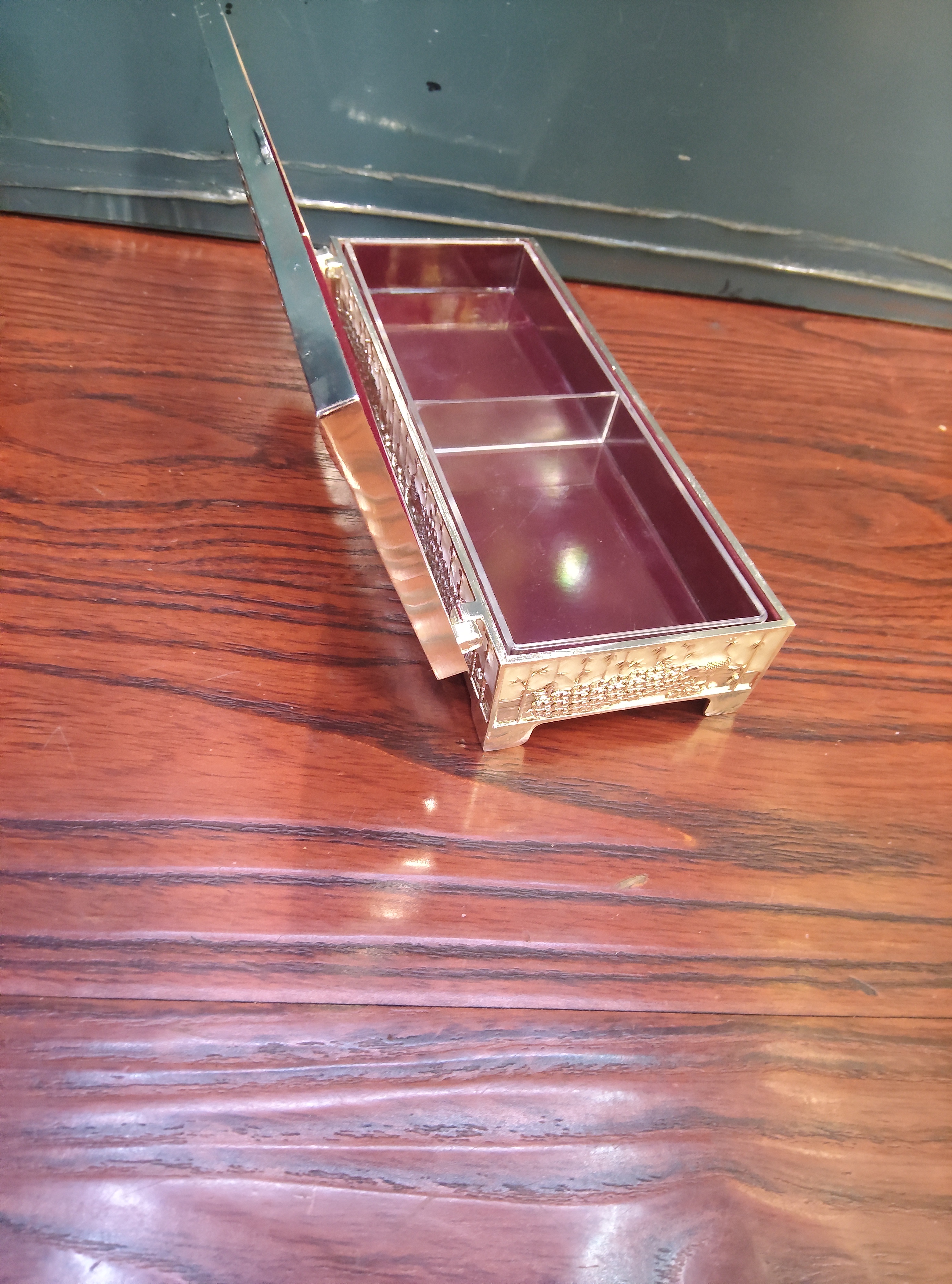 Silver-plated metal dried fruit box and sugar box with peacock carvings and an acrylic partition inside Specification image