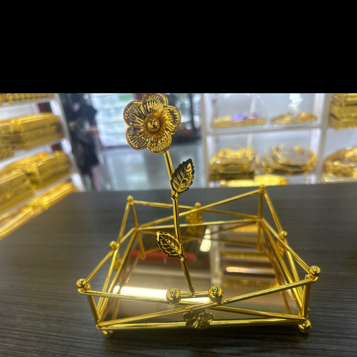 Ironwork creative tissue holder, square new tissue box, hotel napkin holder, kitchen storage rack, sandgold handicrafts Application Scenario