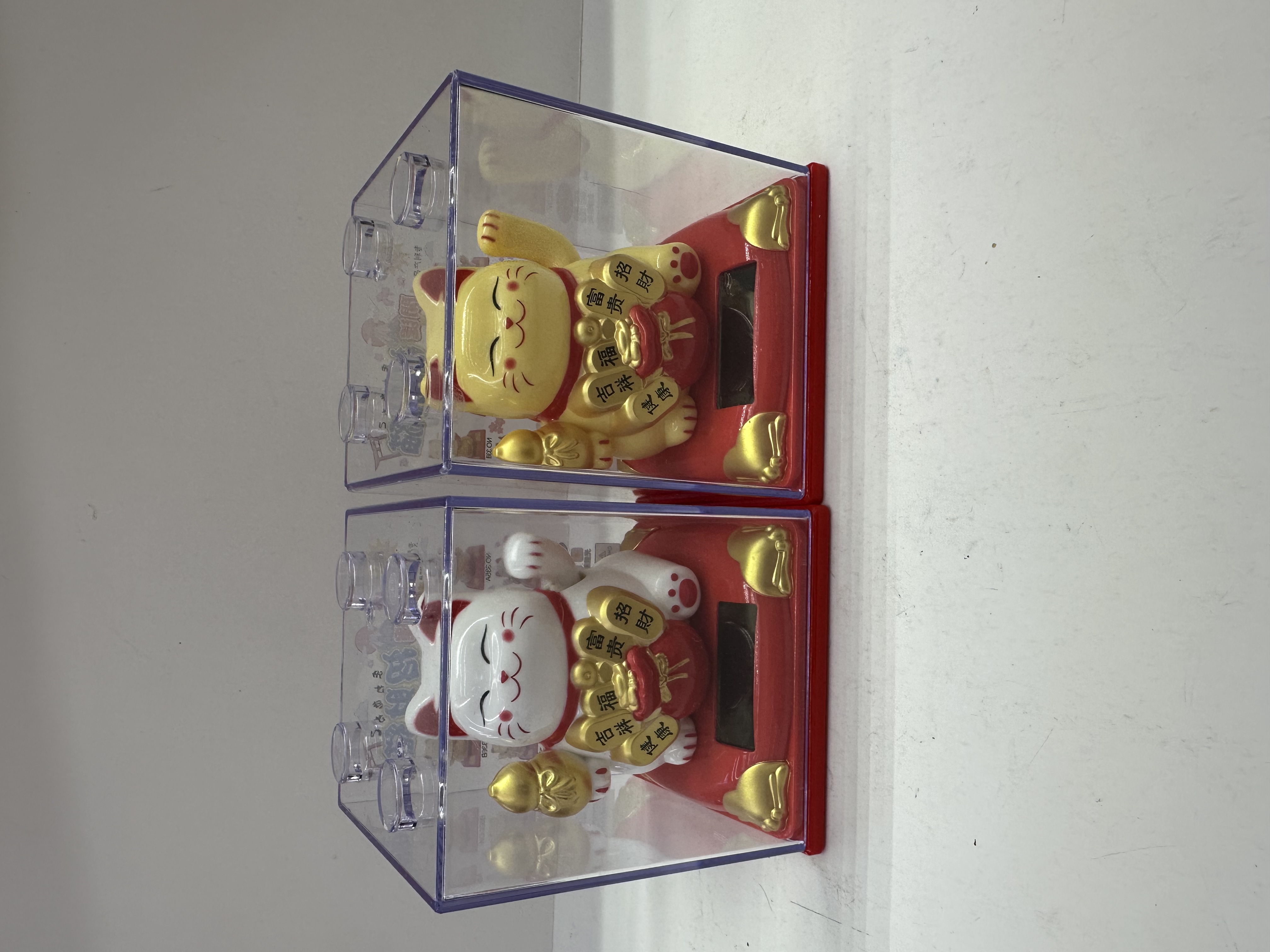 太阳能招手招财猫 新款摆件太阳能自动摇手汽车装饰摆件工艺学生礼品创意