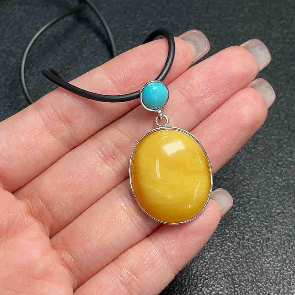 琥​珀​蜜​蜡​挂​件​ ​货​品​总​重​约​6​.​8​0​克​含​绳细节图