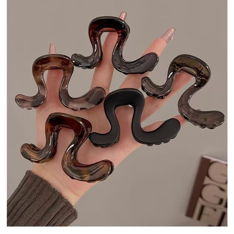 Simple and versatile geometric hair clips for women, 2025 new style shark clip at the back of the head, elegant semi-tied hair clip headwear detail image 5