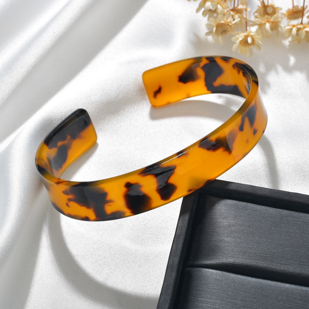 In 2025, a new cross-border e-commerce bestseller from Europe and America, a 1.5-wide printed retro leopard print bracelet made of acetic acid board, is stylish, versatile, simple and fashionable, sold directly by the manufacturer Specification image