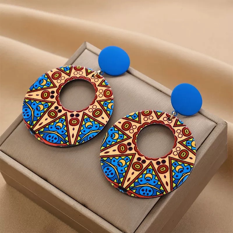 The new Chinese-style retro stud earrings from a niche designer are a bestseller for women's spring. The Maillard light luxury and elegant earrings are Korean details Picture
