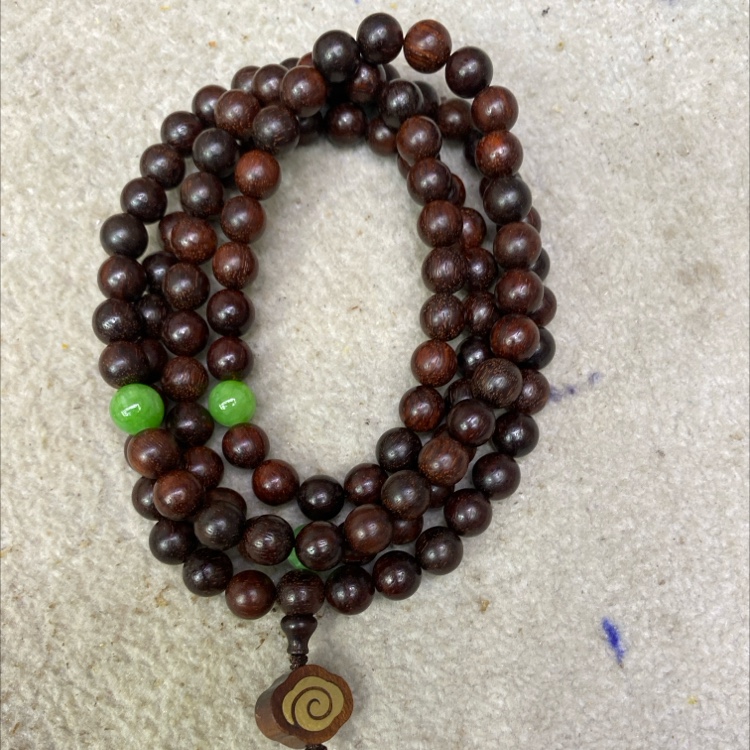 The purple sandalwood jade pendant is inlaid with copper lotus flowers and silver auspicious clouds, featuring 108 Buddhist prayer beads and prayer beads details Picture