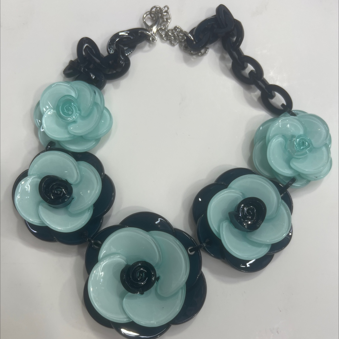 New style of exaggerated and elegant European and American necklaces, fashionable and individual, retro women's acrylic flower accessories factory direct sales Item Picture