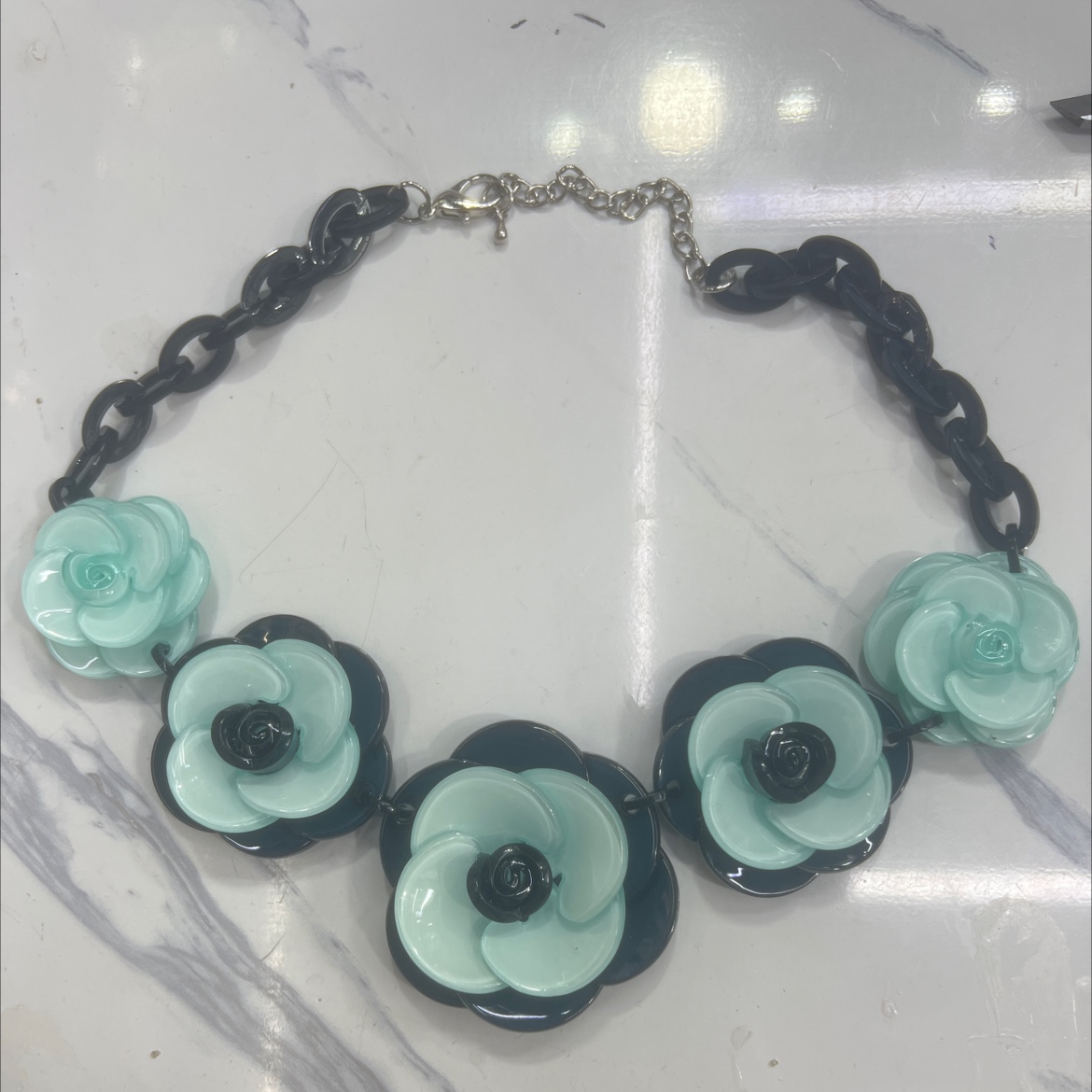New style of exaggerated and elegant European and American necklaces, fashionable and individual, retro women's acrylic flower accessories factory direct sales