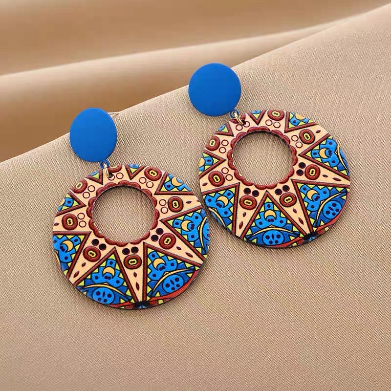 The new Chinese-style retro stud earrings from a niche designer are a bestseller for women's spring. The Maillard light luxury and elegant earrings are Korean Application Scenario