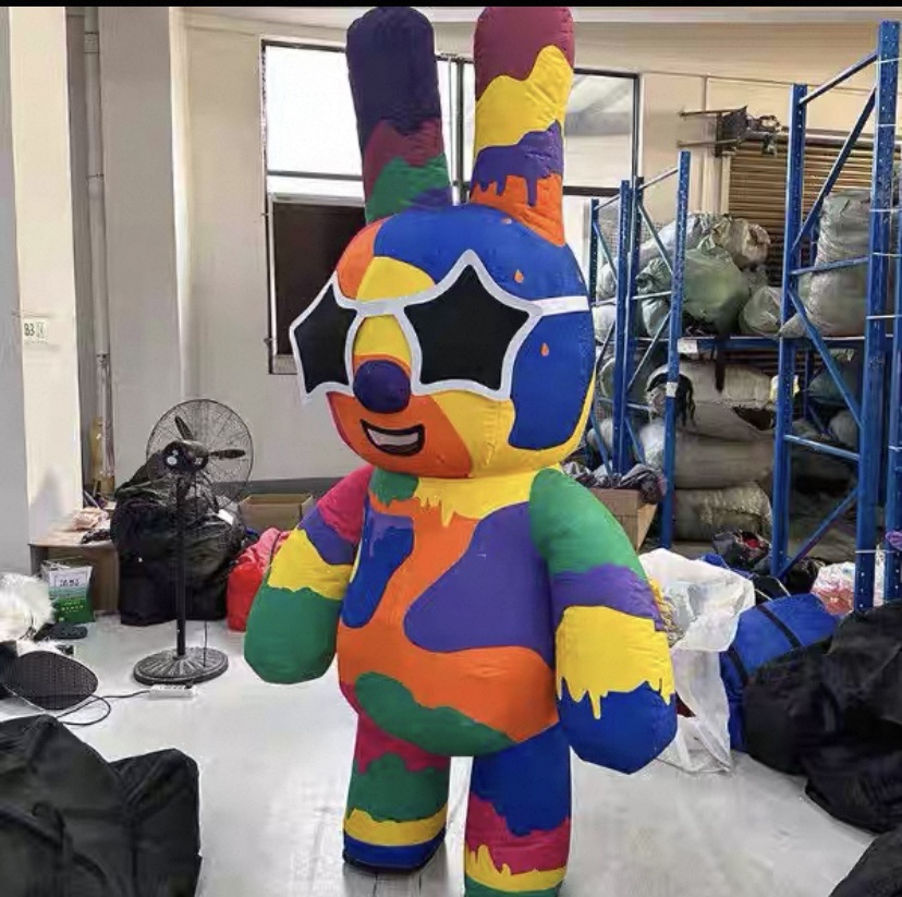 暴力熊Bearbrick卡通人偶服装充气彩色兔子卡通玩偶活动宣传道具角色扮演白底实物图