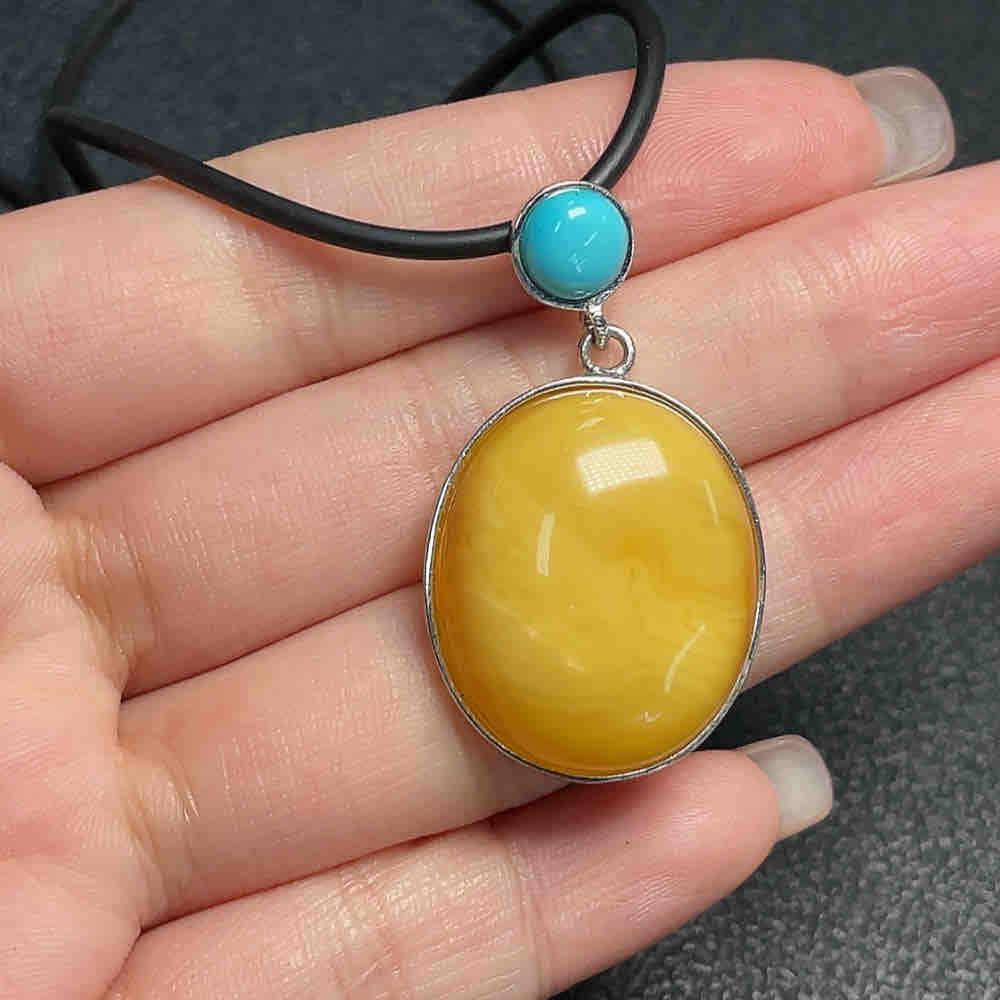 琥​珀​蜜​蜡​挂​件​ ​货​品​总​重​约​6​.​8​0​克​含​绳白底实物图