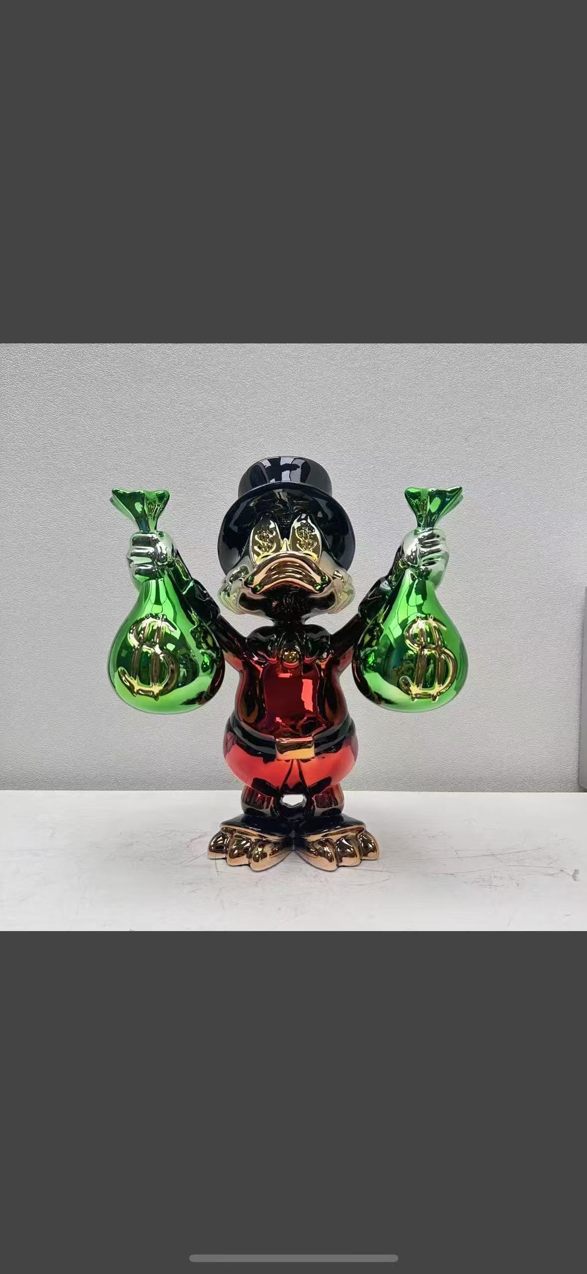 Simple and modern indoor living room home furnishings, abstract handcrafted art decorations, hotel lobby craft ornaments, vase decorations