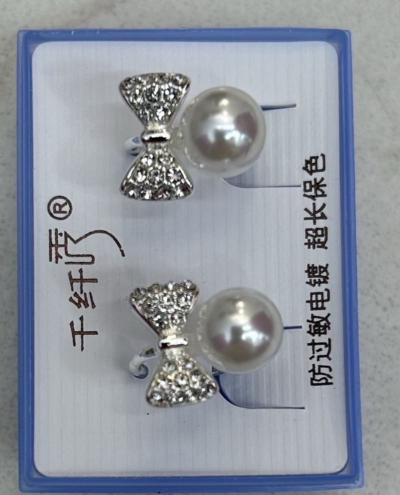 千纤秀经典简约蝴蝶结+珍珠耳扣嘻哈饰品耳饰时尚个性耳环配饰潮流百搭产品图
