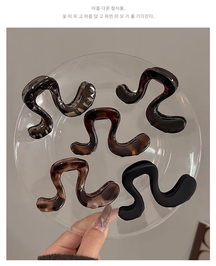 Simple and versatile geometric hair clips for women, 2025 new style shark clip at the back of the head, elegant semi-tied hair clip headwear detail image 10