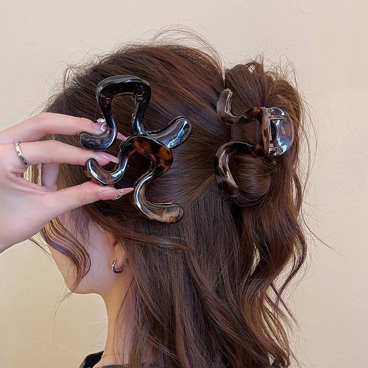 Simple and versatile geometric hair clips for women, 2025 new style shark clip at the back of the head, elegant semi-tied hair clip headwear details Picture