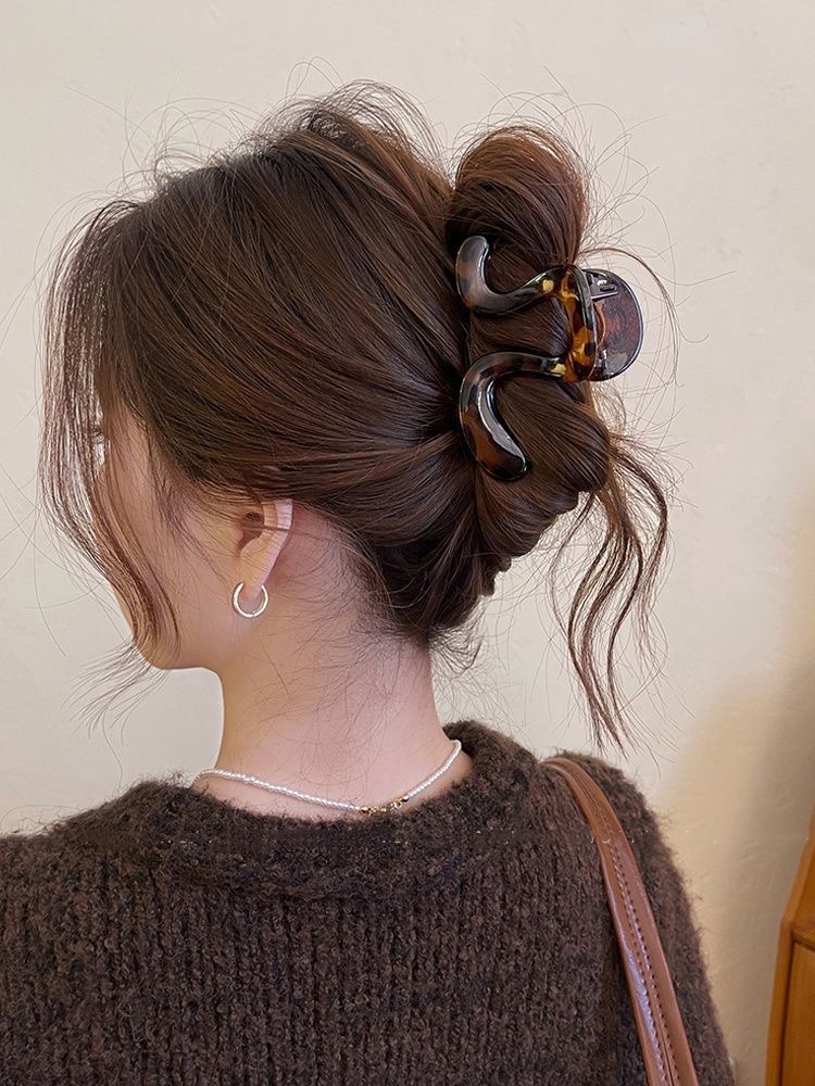Simple and versatile geometric hair clips for women, 2025 new style shark clip at the back of the head, elegant semi-tied hair clip headwear detail image 2